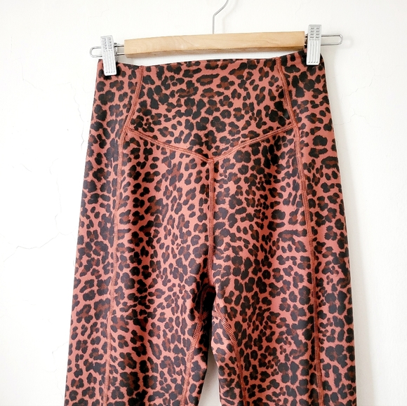 Spiritual Gangsta Bombshell Dream Tech Flare Leopard Print Leggings Size M - Picture 3 of 14